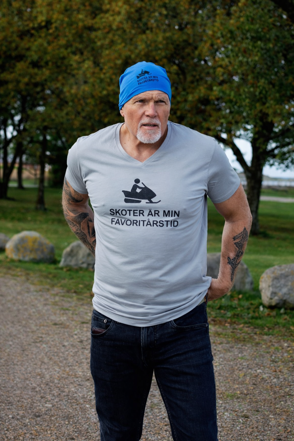 V-ringad Skoter favoritårstid T-shirt - olika färger