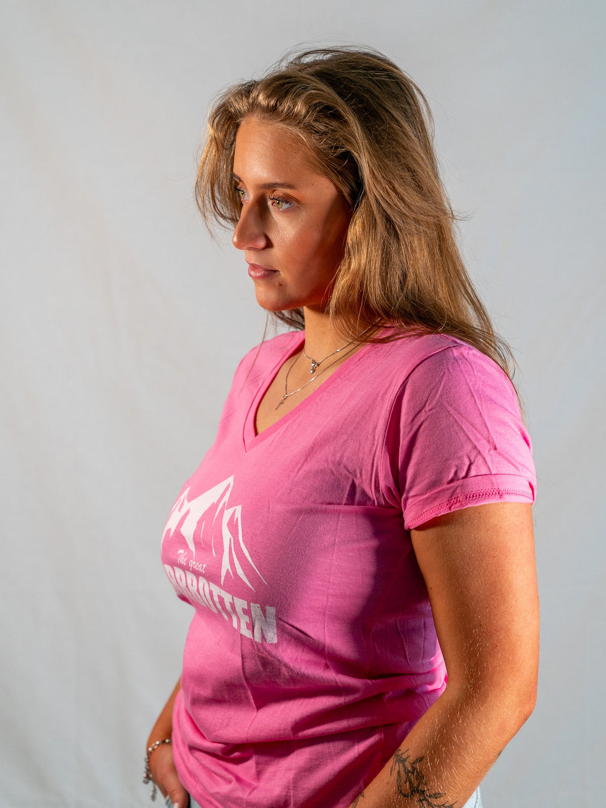 The Great Norrbotten – Rosa V-ringad T-shirt (Dam)