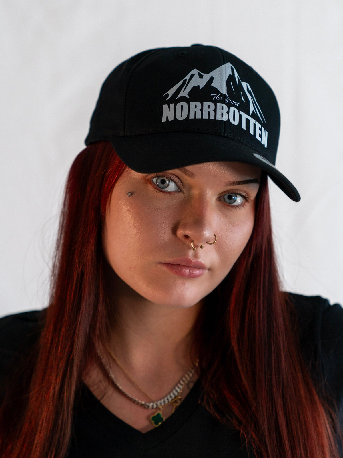 Norrbotten Snapback  svart  – Curved Classic