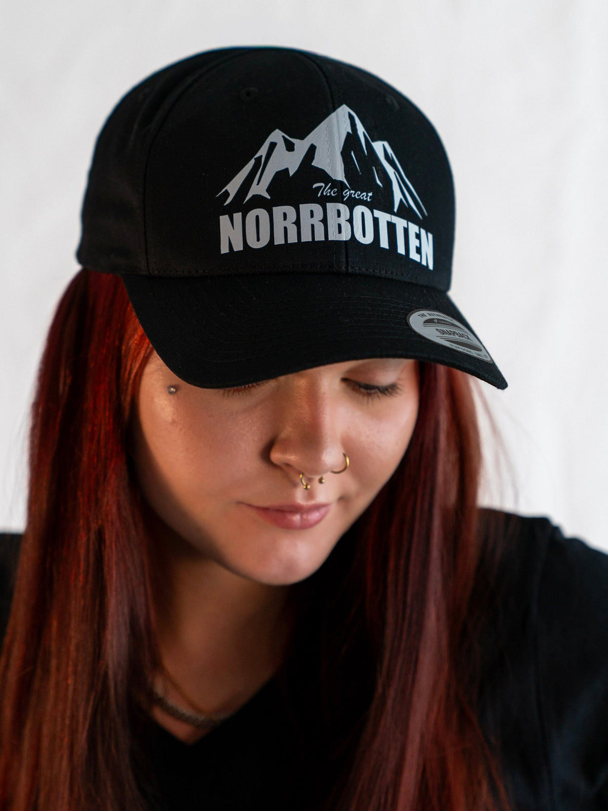 Norrbotten Snapback  svart  – Curved Classic