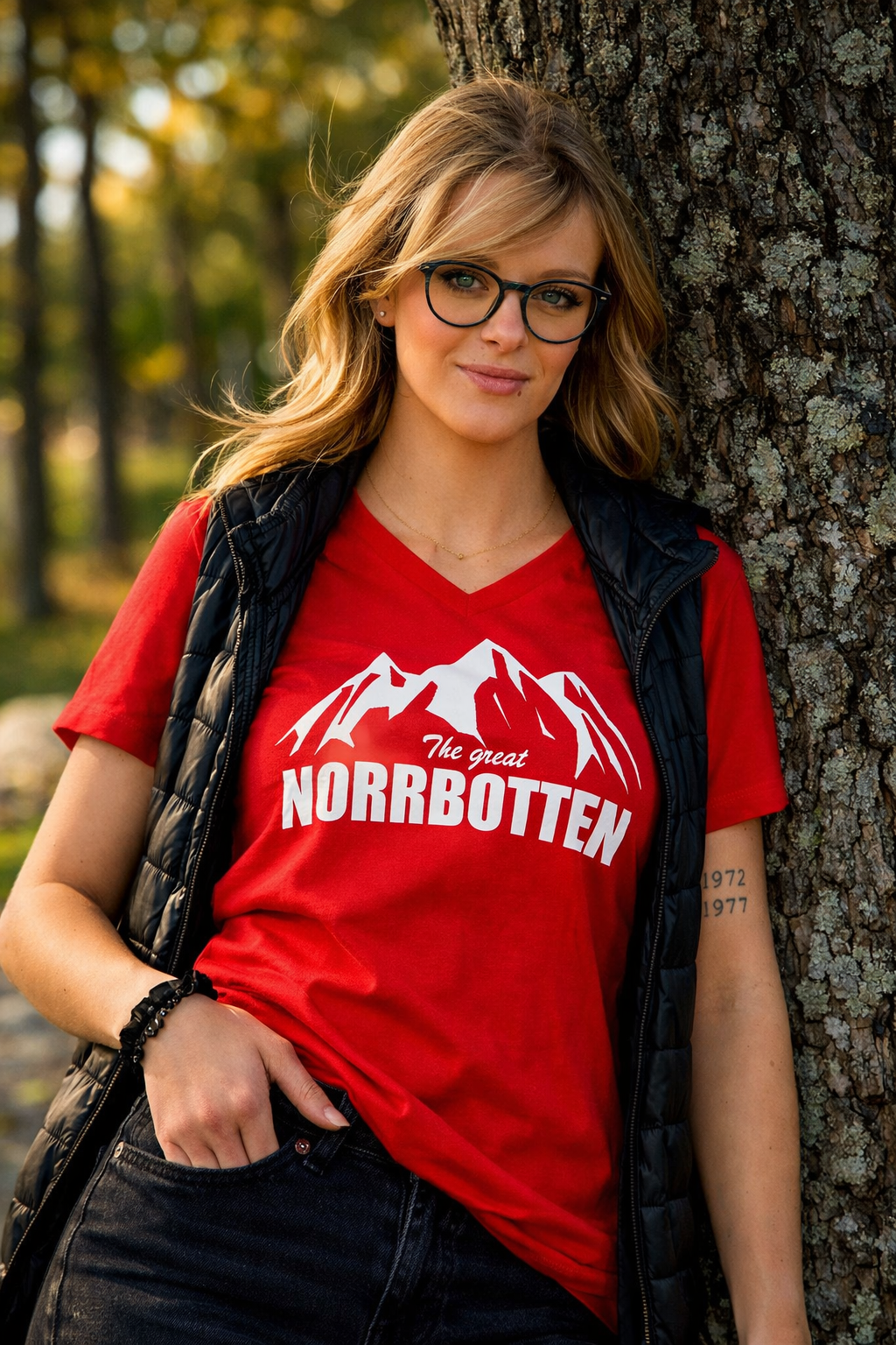 The Great Norrbotten – Röd V-ringad T-shirt (Dam)