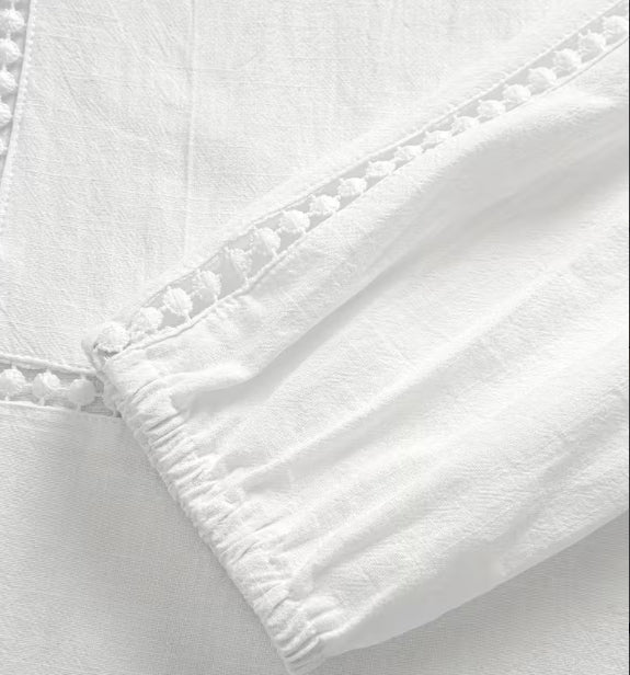 Enfärgad blus i med detaljer