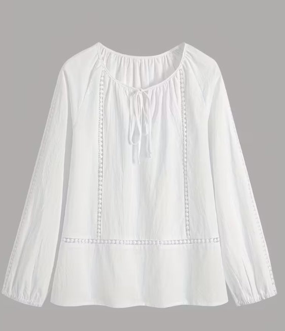 Enfärgad blus i med detaljer