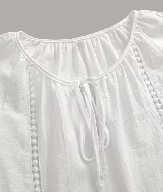 Enfärgad blus i med detaljer